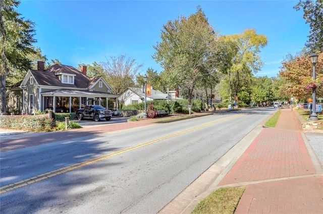 1075 Hidden Pond Lane, Roswell, GA 30075