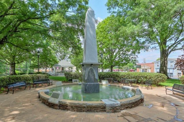 1075 Hidden Pond Lane, Roswell, GA 30075