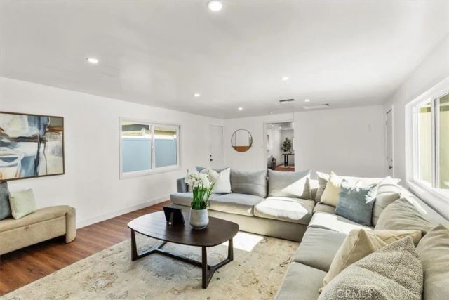 8008 Aura, Reseda, CA 91335