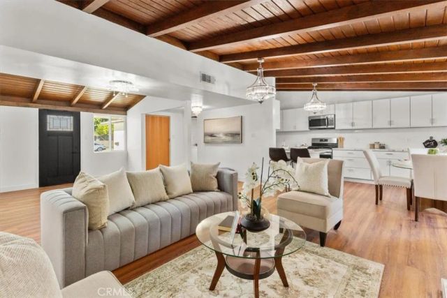 8008 Aura, Reseda, CA 91335