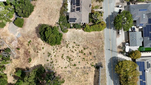 82 Zander Dr, Orinda, CA 94563