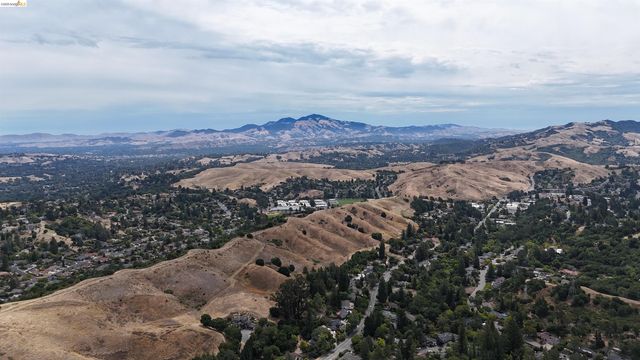 82 Zander Dr, Orinda, CA 94563