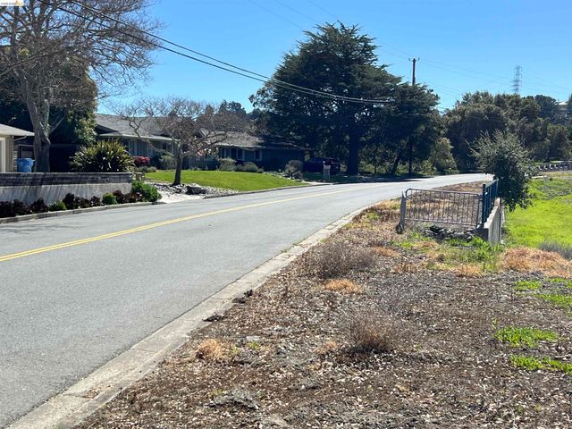 82 Zander Dr, Orinda, CA 94563