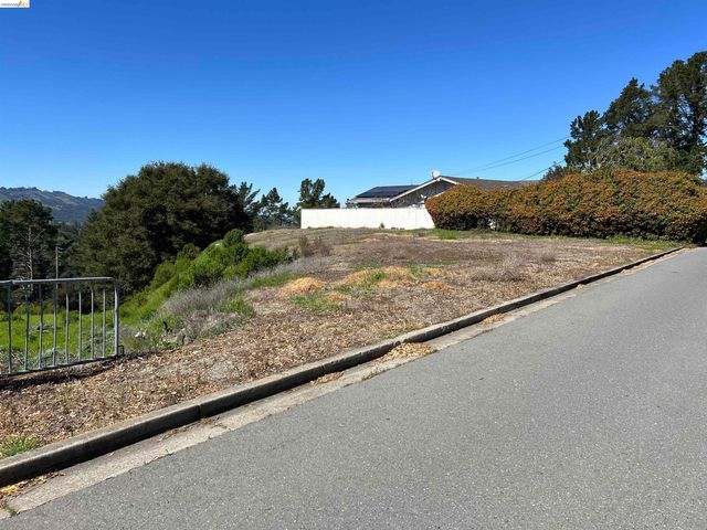82 Zander Dr, Orinda, CA 94563