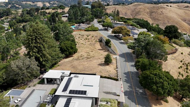 82 Zander Dr, Orinda, CA 94563