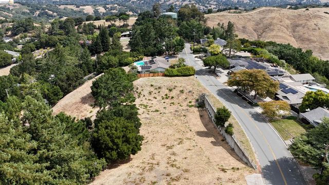 82 Zander Dr, Orinda, CA 94563