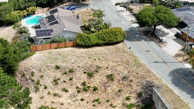 82 Zander Dr, Orinda, CA 94563