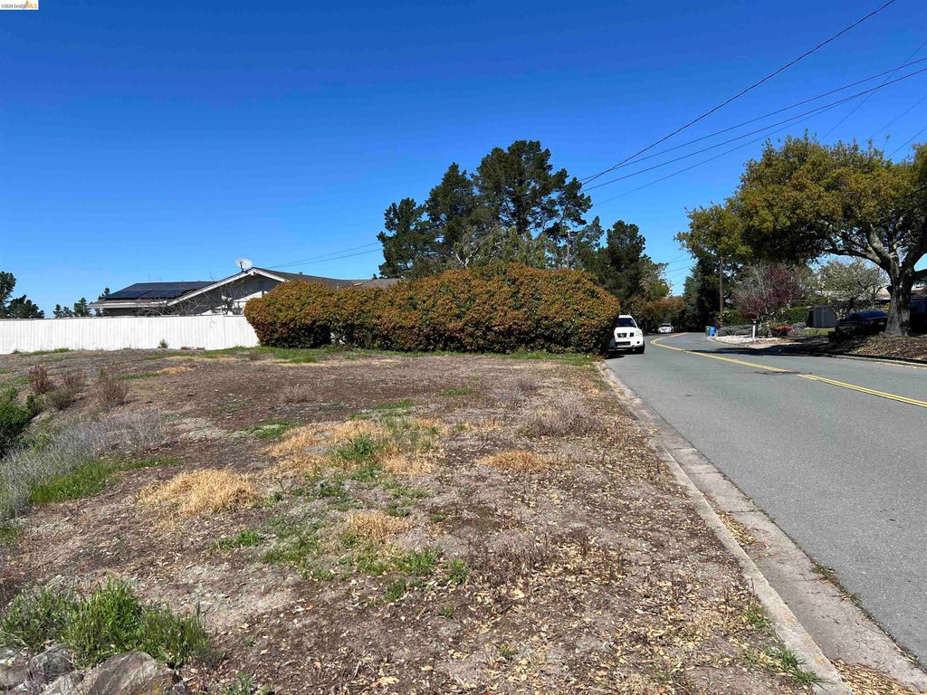 82 Zander Dr, Orinda, CA 94563