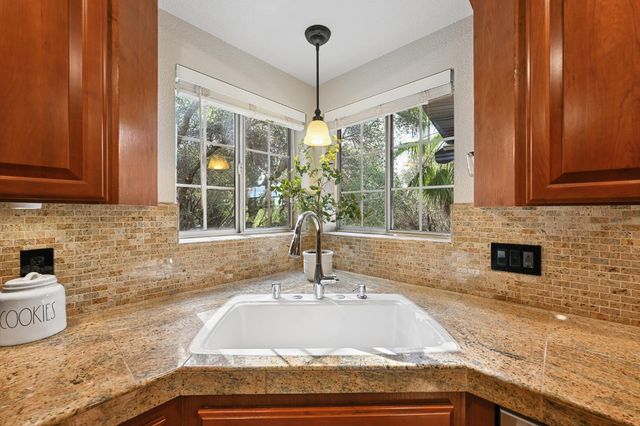 704 Quail Hill Ct, Auburn, CA 95603
