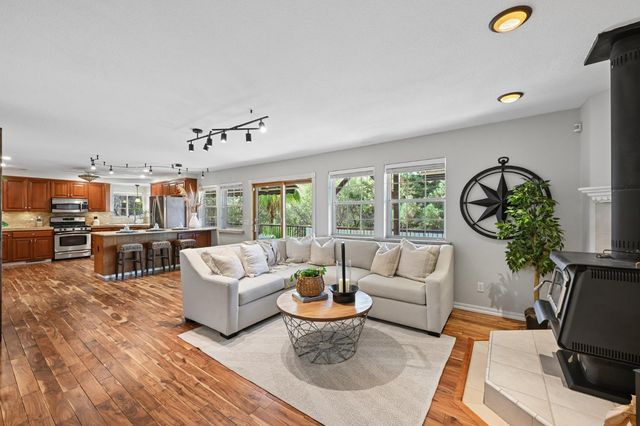 704 Quail Hill Ct, Auburn, CA 95603