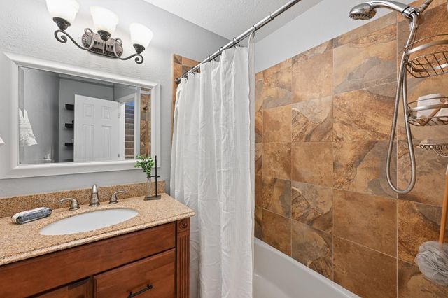 704 Quail Hill Ct, Auburn, CA 95603