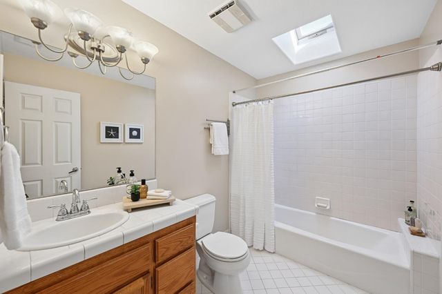 704 Quail Hill Ct, Auburn, CA 95603