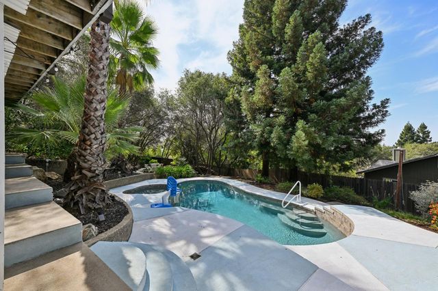 704 Quail Hill Ct, Auburn, CA 95603