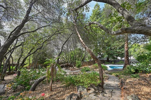 704 Quail Hill Ct, Auburn, CA 95603