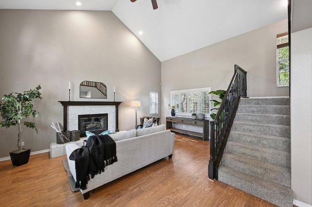 704 Quail Hill Ct, Auburn, CA 95603