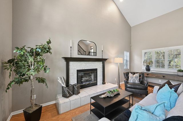 704 Quail Hill Ct, Auburn, CA 95603