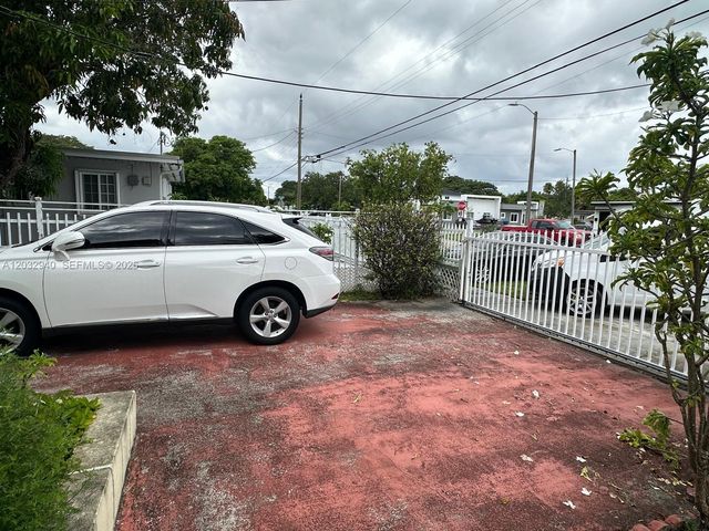 1376 NW 45th St, Miami, FL 33142