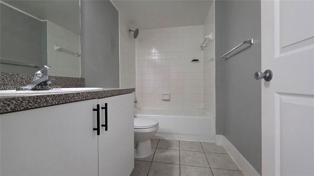 5011 Wiles Rd 203, Coconut Creek, FL 33073
