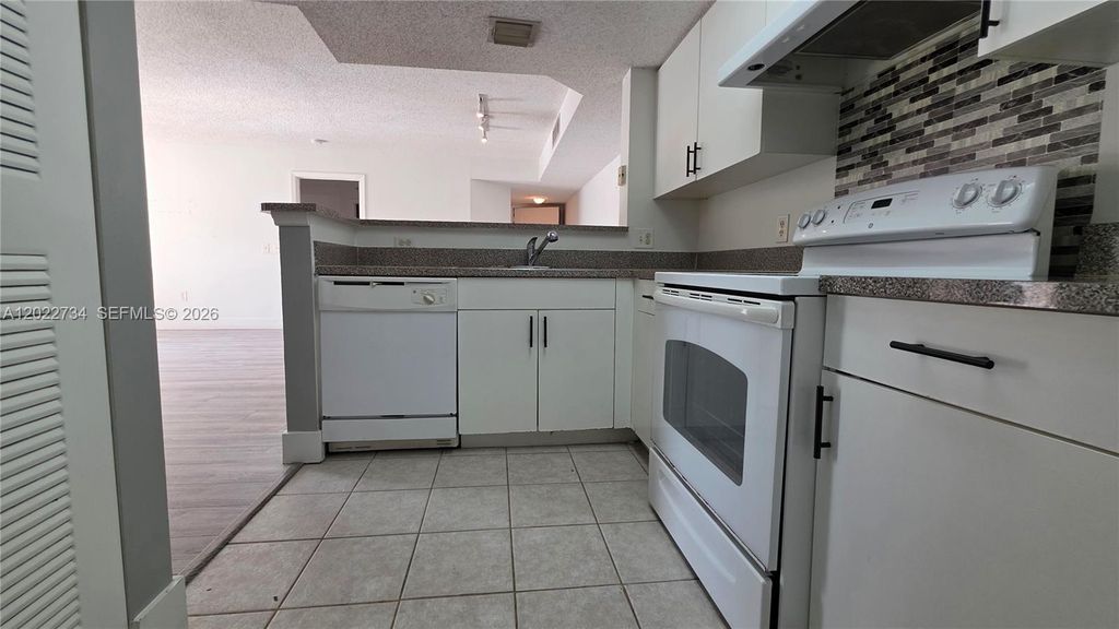 5011 Wiles Rd 203, Coconut Creek, FL 33073