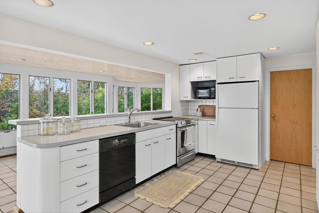 15 Hedge Lane, Falmouth, MA 02540