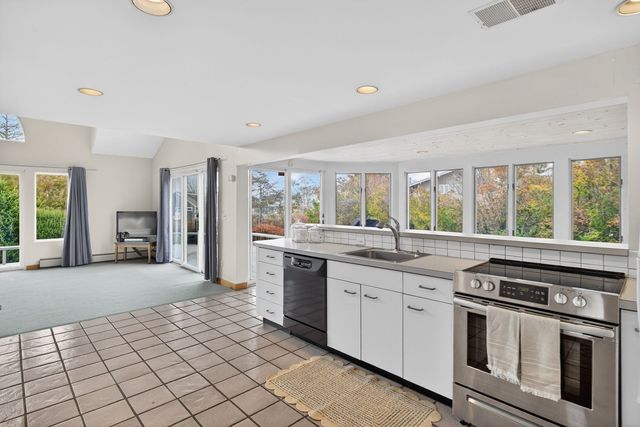 15 Hedge Lane, Falmouth, MA 02540