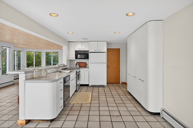 15 Hedge Lane, Falmouth, MA 02540