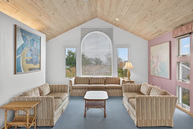 15 Hedge Lane, Falmouth, MA 02540