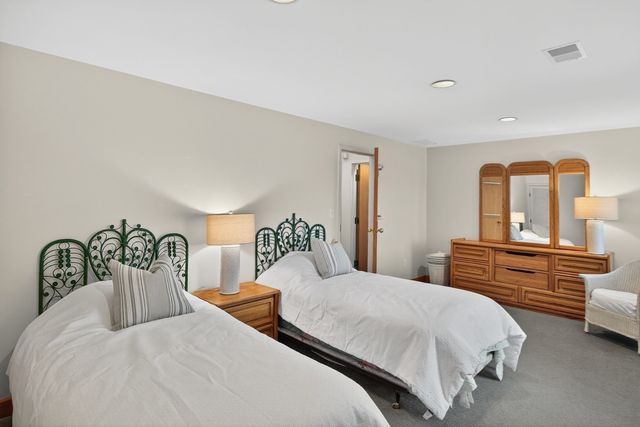 15 Hedge Lane, Falmouth, MA 02540