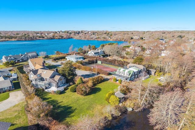 15 Hedge Lane, Falmouth, MA 02540