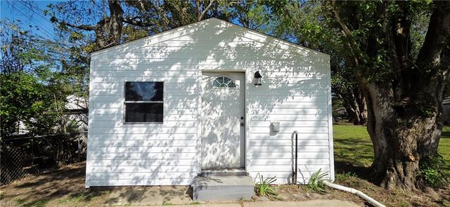 704 Burgesses LN, Virginia Beach, VA 23452