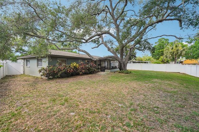 11469 IMPERIAL GROVE DRIVE E, Largo, FL 33774