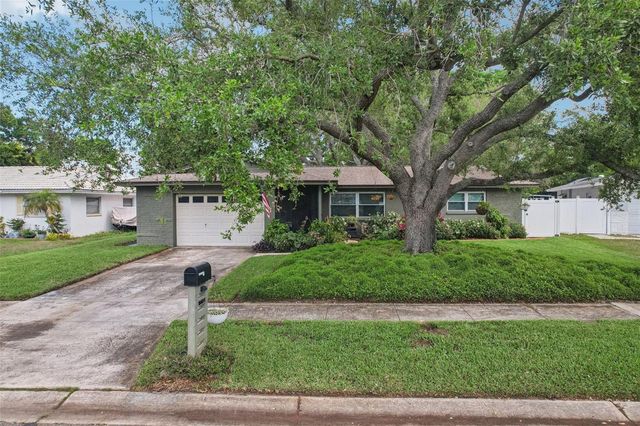 11469 IMPERIAL GROVE DRIVE E, Largo, FL 33774