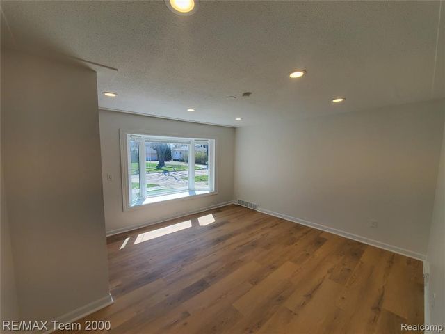 20532 Powers Avenue, Dearborn Heights, MI 48125