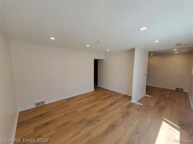 20532 Powers Avenue, Dearborn Heights, MI 48125