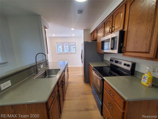 20532 Powers Avenue, Dearborn Heights, MI 48125