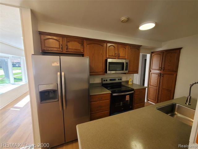 20532 Powers Avenue, Dearborn Heights, MI 48125