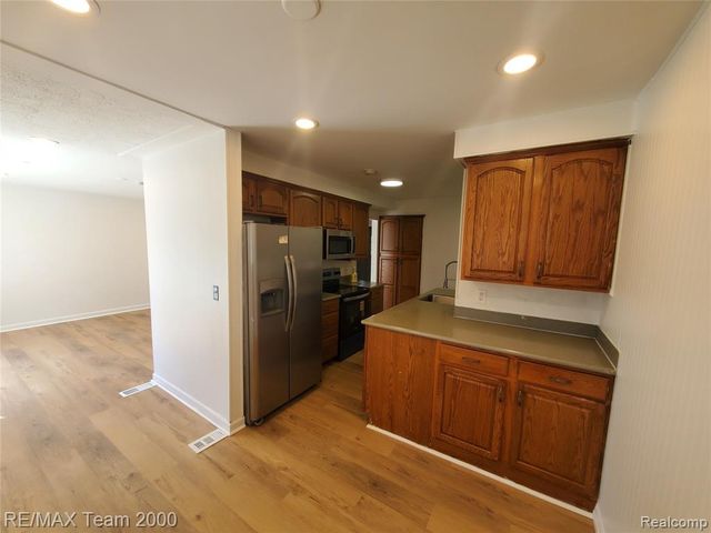 20532 Powers Avenue, Dearborn Heights, MI 48125