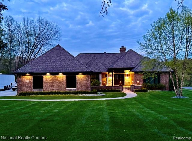 7050 Lake Shannon Court, Fenton, MI 48430