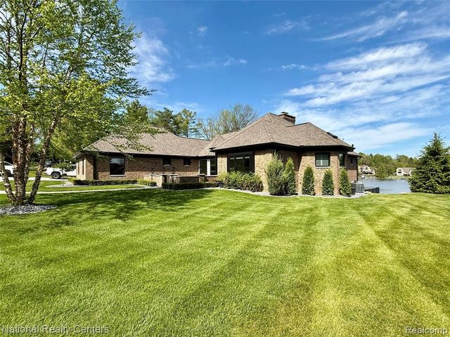 7050 Lake Shannon Court, Fenton, MI 48430