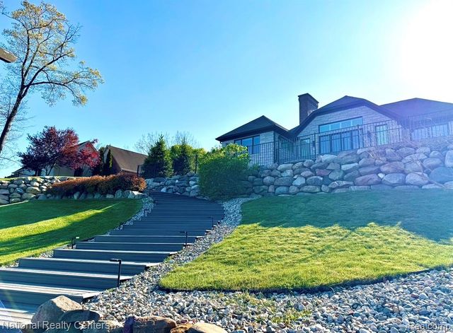 7050 Lake Shannon Court, Fenton, MI 48430