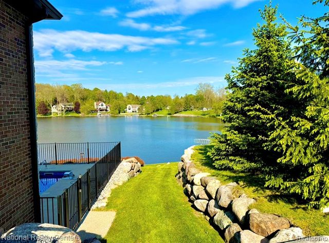 7050 Lake Shannon Court, Fenton, MI 48430