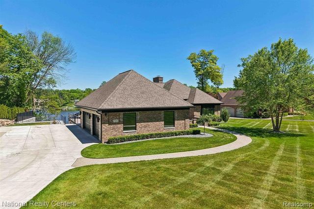 7050 Lake Shannon Court, Fenton, MI 48430