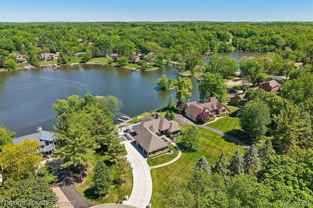 7050 Lake Shannon Court, Fenton, MI 48430