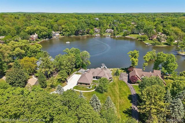 7050 Lake Shannon Court, Fenton, MI 48430