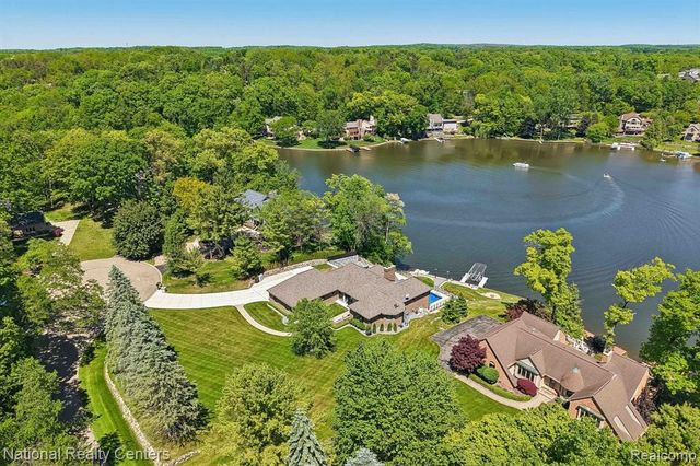 7050 Lake Shannon Court, Fenton, MI 48430