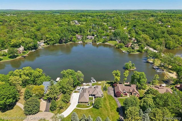 7050 Lake Shannon Court, Fenton, MI 48430