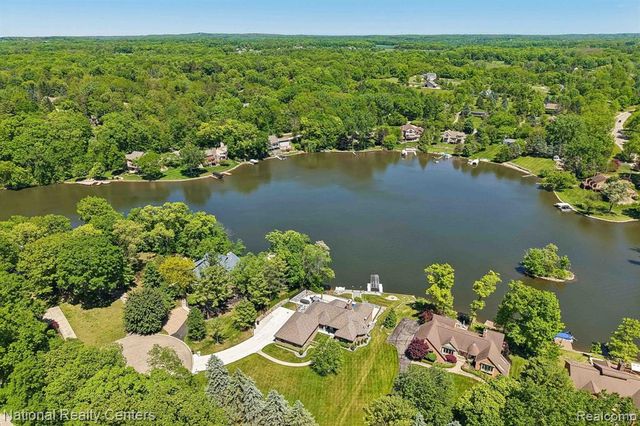 7050 Lake Shannon Court, Fenton, MI 48430