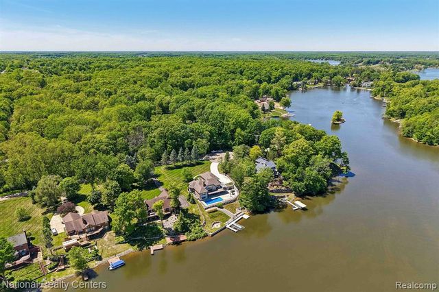 7050 Lake Shannon Court, Fenton, MI 48430