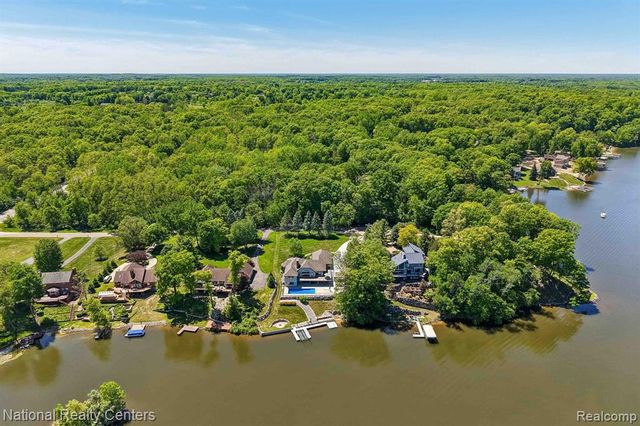 7050 Lake Shannon Court, Fenton, MI 48430