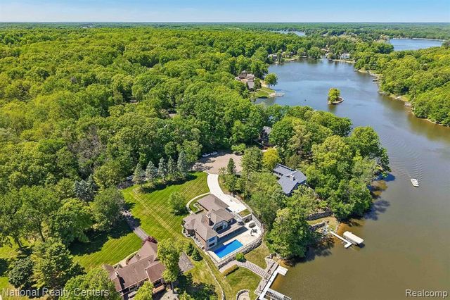7050 Lake Shannon Court, Fenton, MI 48430